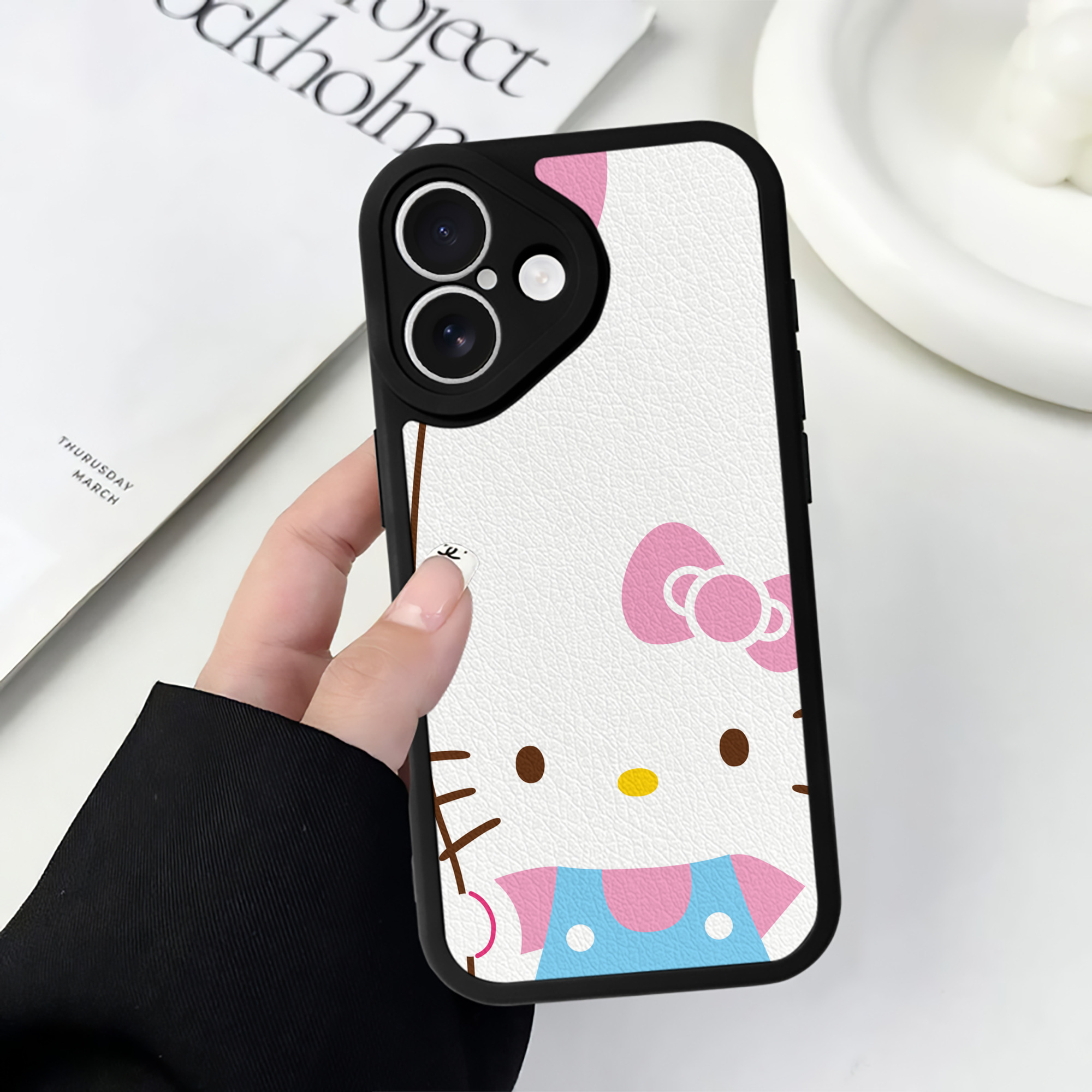 （画像用） Hello Kitty ハローキティ 【iPhone 16シリーズ対応】シリコンスマホケース（レザー調） 材質：シリコン